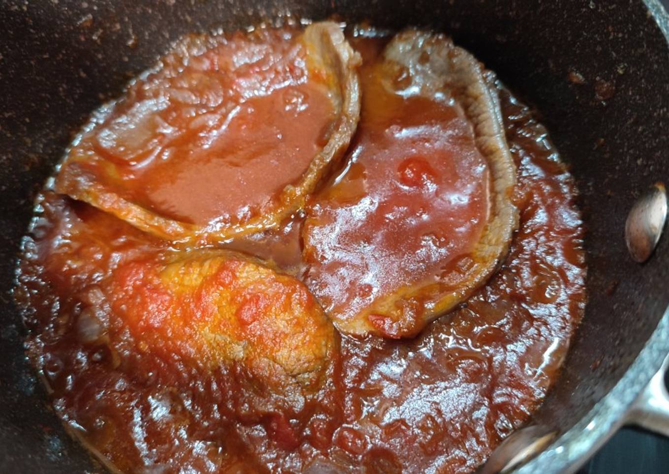 Filetes de ternera encebollados con tomate