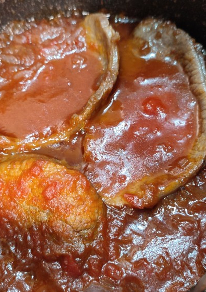 Una foto de Filetes de ternera encebollados con tomate