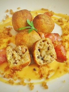 Una foto de Croquetas de berenjena, carne picada y bacon