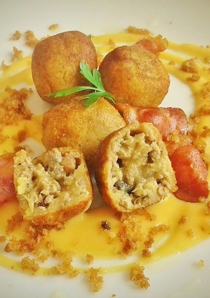 Una foto de Croquetas de berenjena, carne picada y bacon