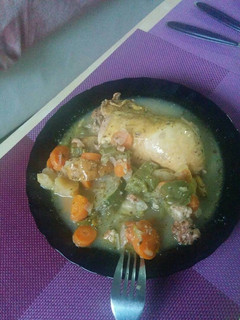 Una foto de Pollo en salsa con verduras, manzanas y nueces