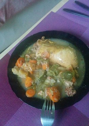Una foto de Pollo en salsa con verduras, manzanas y nueces