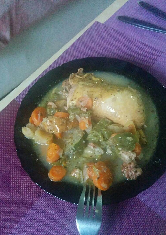 Una foto de Pollo en salsa con verduras, manzanas y nueces