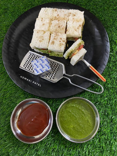 ચીઝ વેજ. સેન્ડવીચ (Cheese Veg Sandwich Recipe In Gujarati) રેસીપી મુખ્ય ફોટો