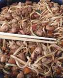 Noodles con pollo y gambas