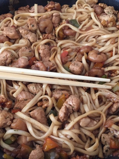 Una foto de Noodles con pollo y gambas