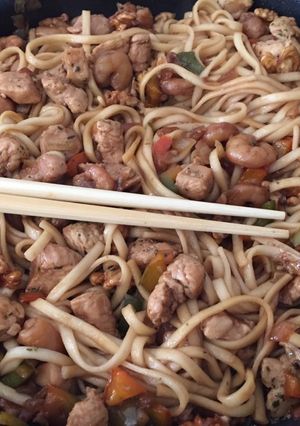 Una foto de Noodles con pollo y gambas