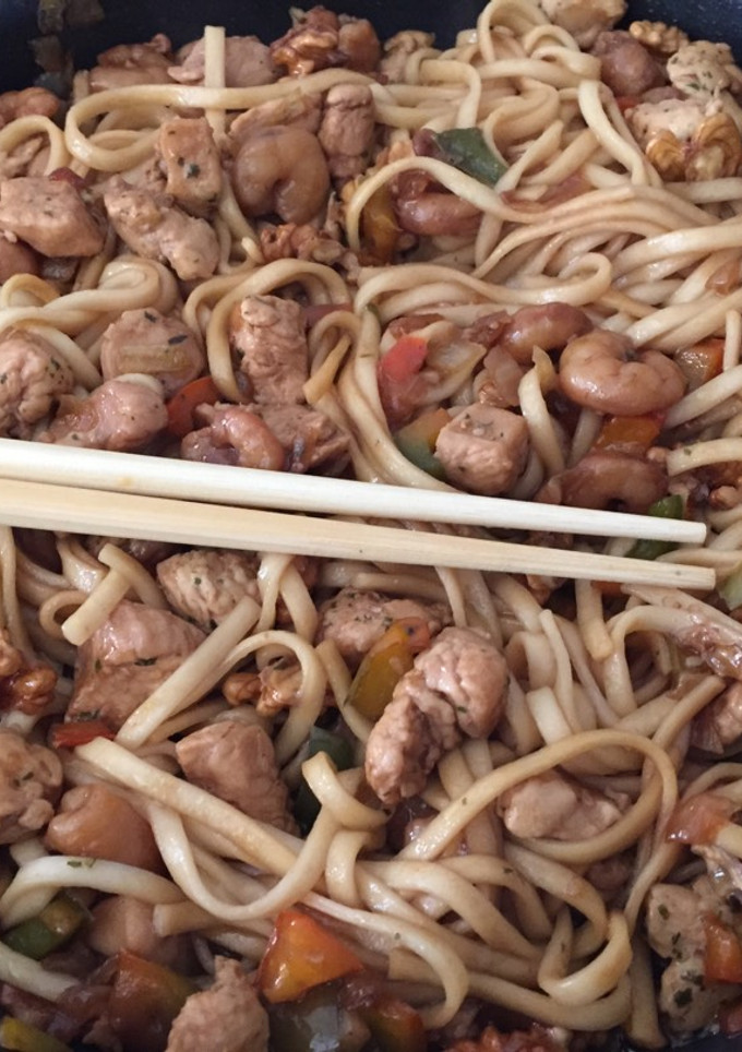 Una foto de Noodles con pollo y gambas