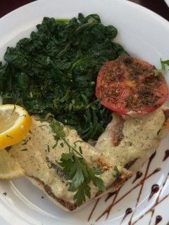 Una foto de Merluza a la plancha con crema de hinojos y verduras al vapor