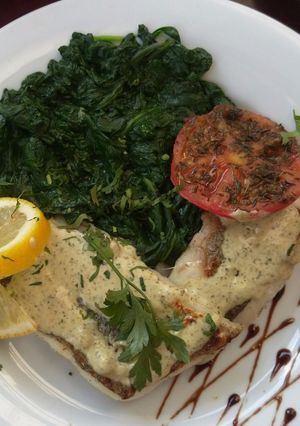Una foto de Merluza a la plancha con crema de hinojos y verduras al vapor