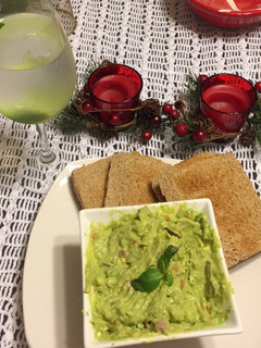 Una foto de Tostadas con guacamole a mi estilo
