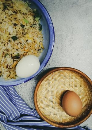 Gambar Nasi goreng bersama telur rebus
