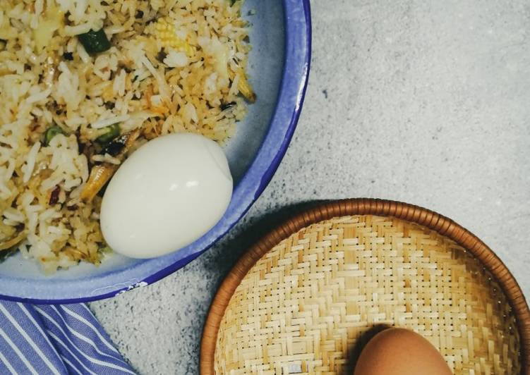 Arahan Memasak Nasi goreng bersama telur rebus yang Bergizi