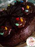 Torta húmeda de chocolate, decorada y rellena de chocolate