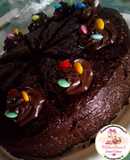 Torta húmeda de chocolate, decorada y rellena de chocolate