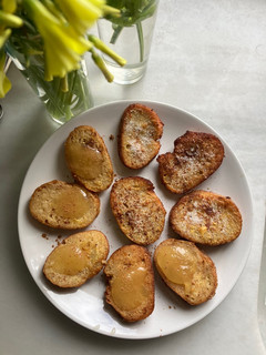 Una foto de Torrijas de pan de centeno con naranja, leche, miel y canela