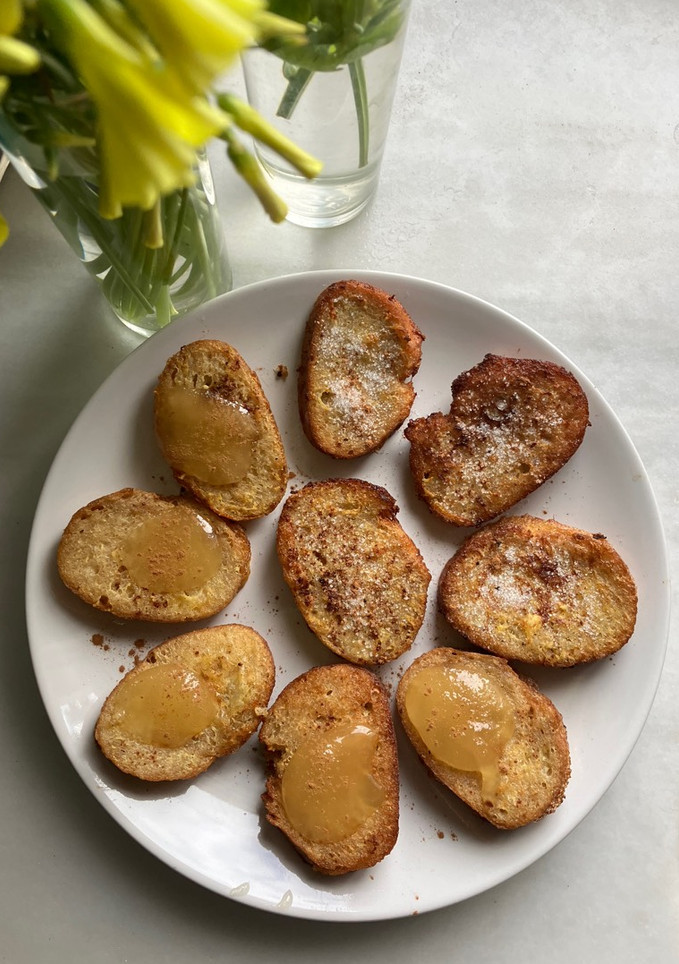 Una foto de Torrijas de pan de centeno con naranja, leche, miel y canela