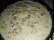 Una foto de pechuga de pollo con champiñones y nata