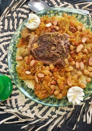 صورة لوصفة طعام بلحم وتفاية وزبيب🍚