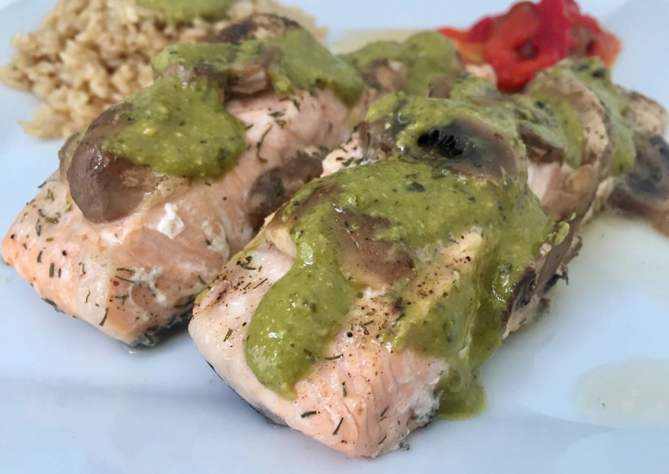 Salmón al papillote con champiñón y salsa pesto