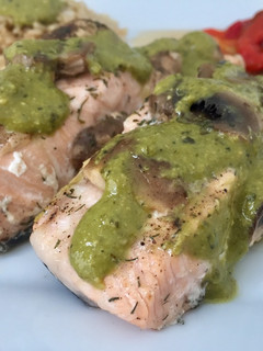 Una foto de Salmón al papillote con champiñón y salsa pesto