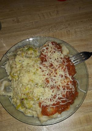 Una foto de Ravioles con salsa mixta