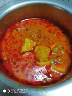 A picture of Matar paneer.