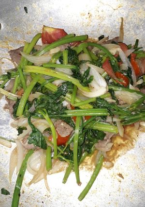 Hình của món Bò xào hành cần.