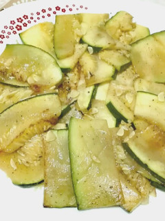 Una foto de Calabacín a la plancha sobre cama de cuscús