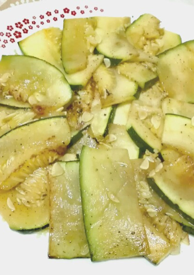Una foto de Calabacín a la plancha sobre cama de cuscús