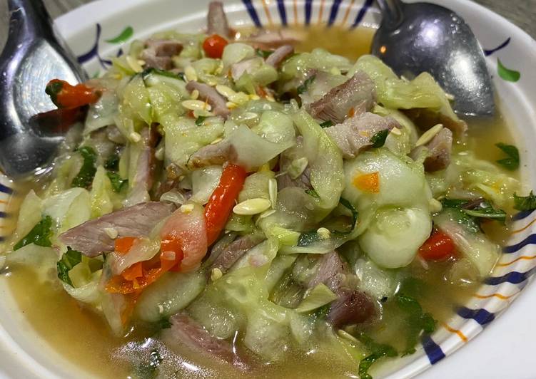 พล่าหมูย่างใส่แตงกวา