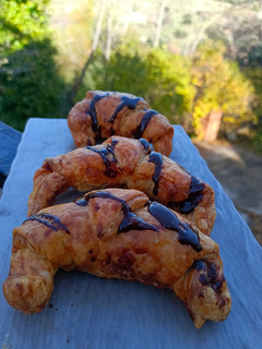 Una foto de Croissant relleno de chocolate en airfryer