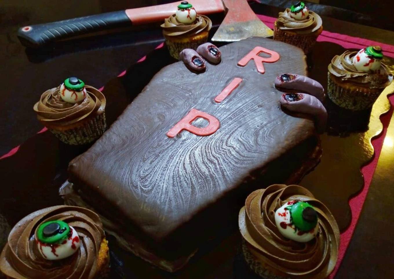 Tarta ataúd y cupcakes con ojos