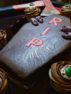 Una foto de Tarta ataúd y cupcakes con ojos