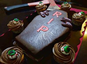 Foto principal de Tarta ataúd y cupcakes con ojos