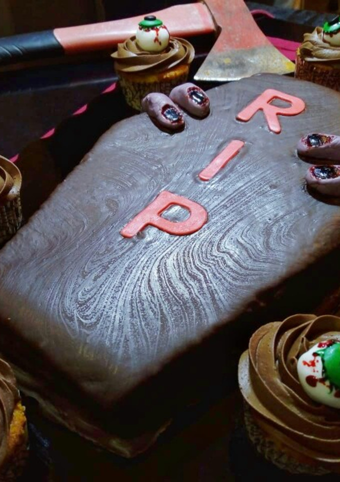 Una foto de Tarta ataúd y cupcakes con ojos