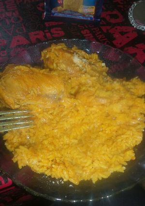 Una foto de Arroz amarillo con pollo❤👌👇