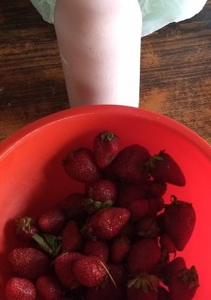 Una foto de Yogurt de frutilla 🍓😍