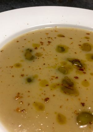 Krémleves chilis, fűszeres sült karfiollal, pirított tökmaggal a tetején recept fotója