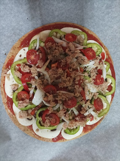 Una foto de Pizza con verduras y atún (baja en proteínas-dieta-)