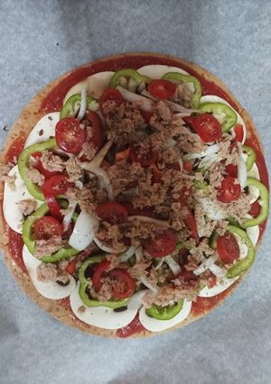Una foto de Pizza con verduras y atún (baja en proteínas-dieta-)