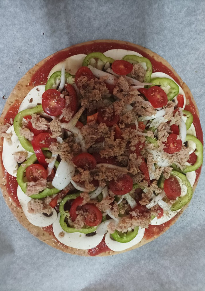 Una foto de Pizza con verduras y atún (baja en proteínas-dieta-)