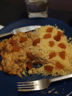 Una foto de Pollo al korma con cuscús