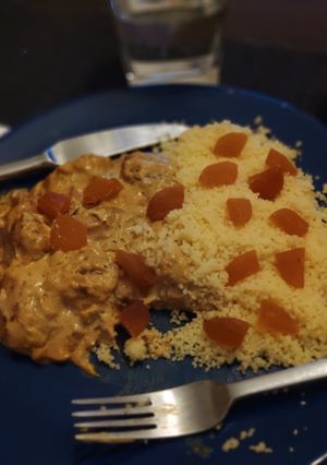 Una foto de Pollo al korma con cuscús