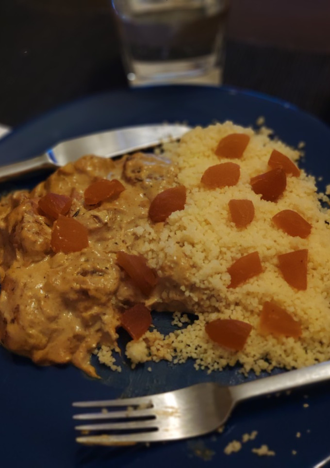 Una foto de Pollo al korma con cuscús