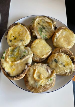 Zdjęcie przepisu Pieczarki z grilla faszerowane szynką prosciutto i serem pleśniowym blue.