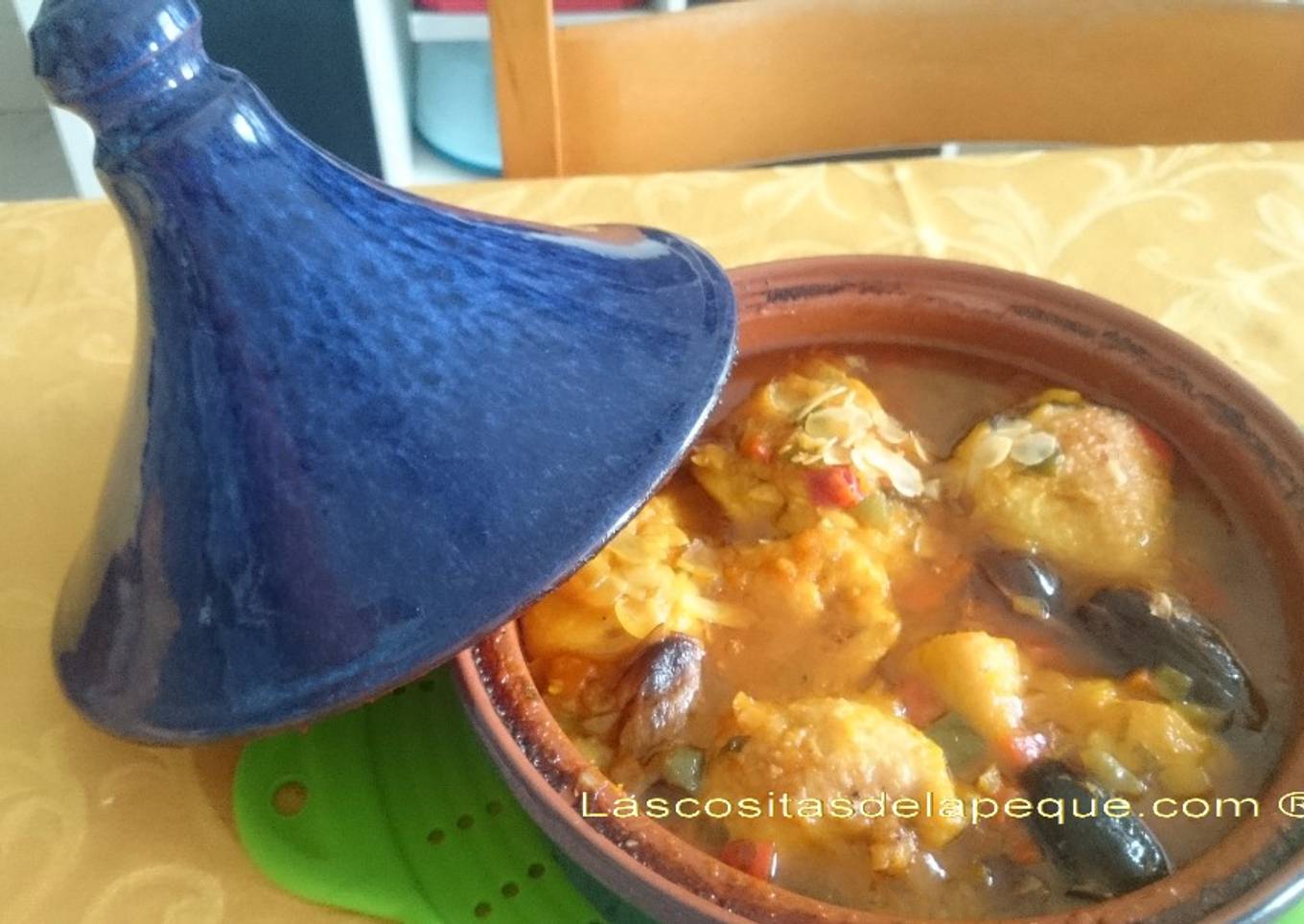 Tajine de pollo con dátiles y almendras