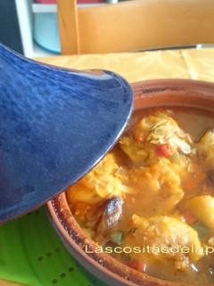 Una foto de Tajine de pollo con dátiles y almendras