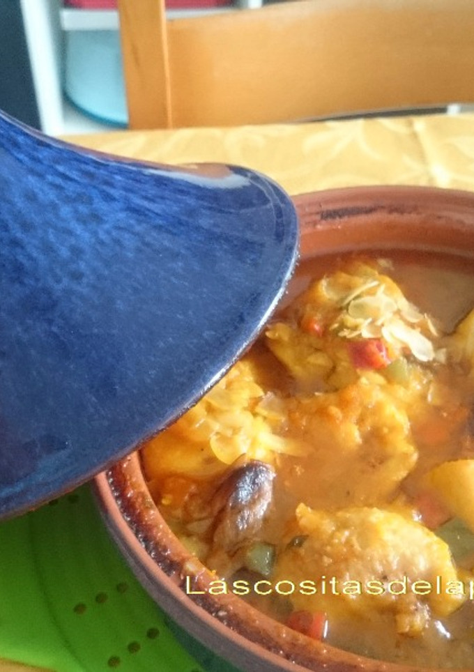Una foto de Tajine de pollo con dátiles y almendras