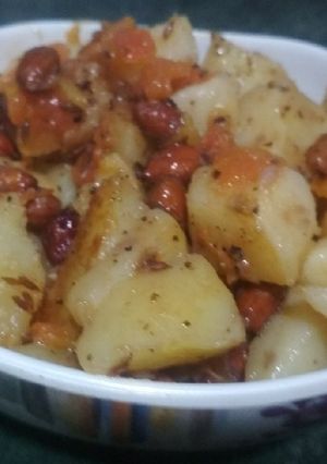व्रत वाले आलू मूंगफली (Vrat wale aloo moongfali recipe in Hindi) रेसिपी मुख्य फोटो